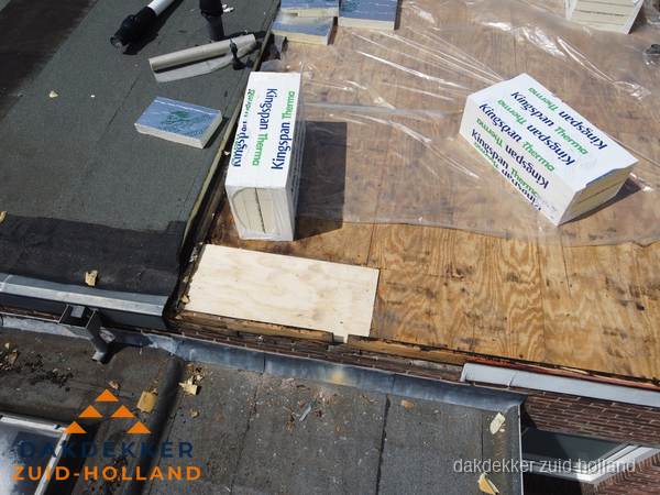 Plat dak isolatie met Kingspan isolatieplaten tijdens renovatie in Zuid-Holland