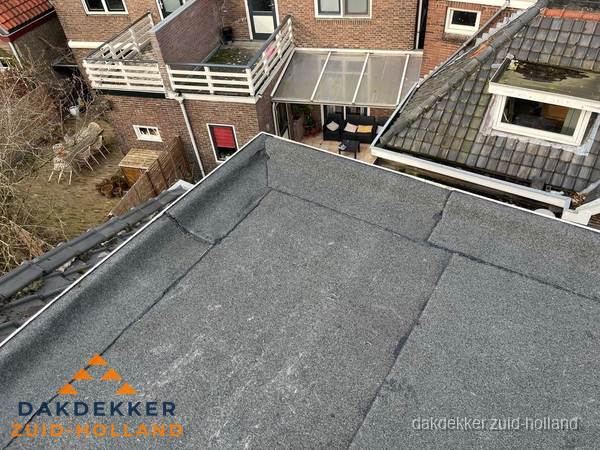 Overzicht plat dak met dakgoot in woonwijk Zuid-Holland