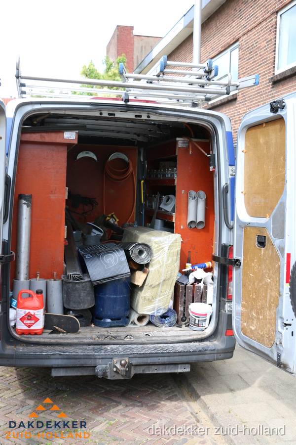 Bedrijfsbus van dakdekker met gereedschap en materialen in Zuid-Holland Bedrijfsbus van dakdekker met gereedschap en materialen in Zuid-Holland