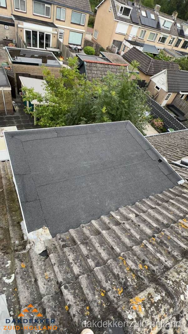 Plat dak aanbouw met bitumen dakbedekking in woonwijk Zuid-Holland