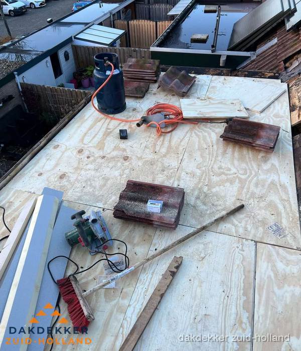 Dakreparatie werkzaamheden op plat dak met gereedschap in Zuid-Holland