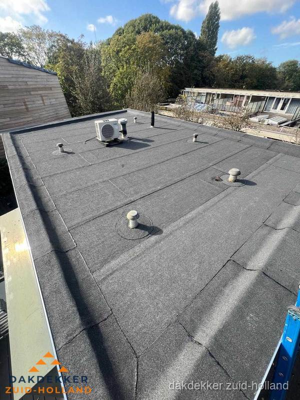 Kosten dakdekker: afgewerkt plat bedrijfsdak met bitumen in Zuid-Holland