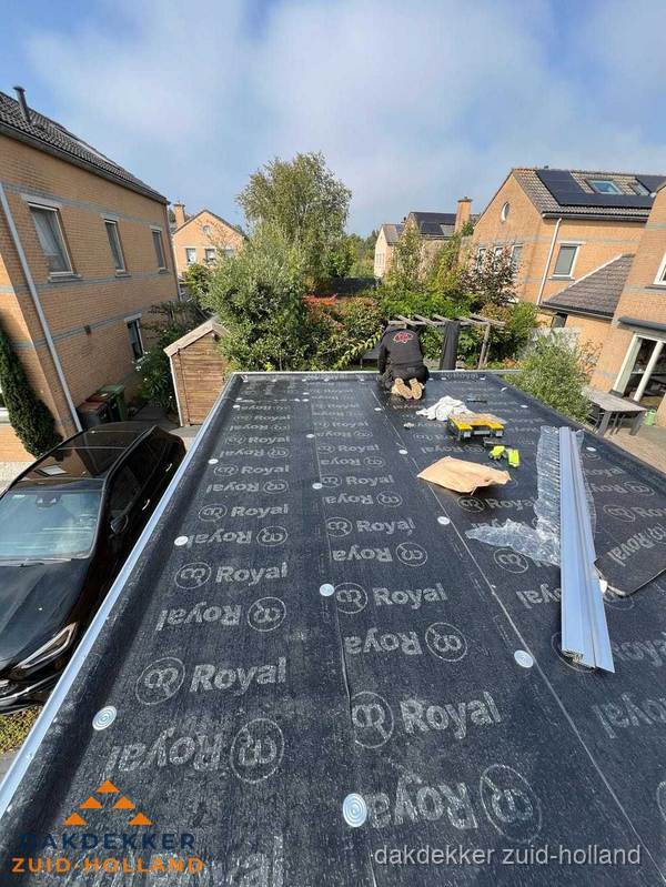 Nieuwe Royal bitumen dakbedekking op plat dak van aanbouw in Zuid-Holland