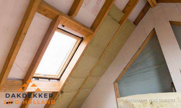 Isolatie schuin dak met steenwol en dakraam in Zuid-Holland