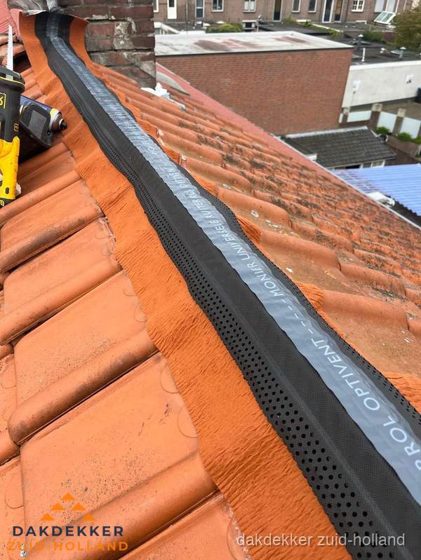Nokventilatie installeren op hellend pannendak in Zuid-Holland