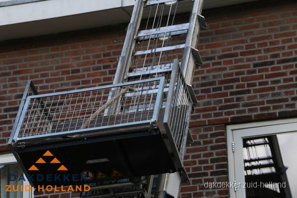 Ladderlift met dakpannen voor dakpan reparatie in Zuid-Holland
