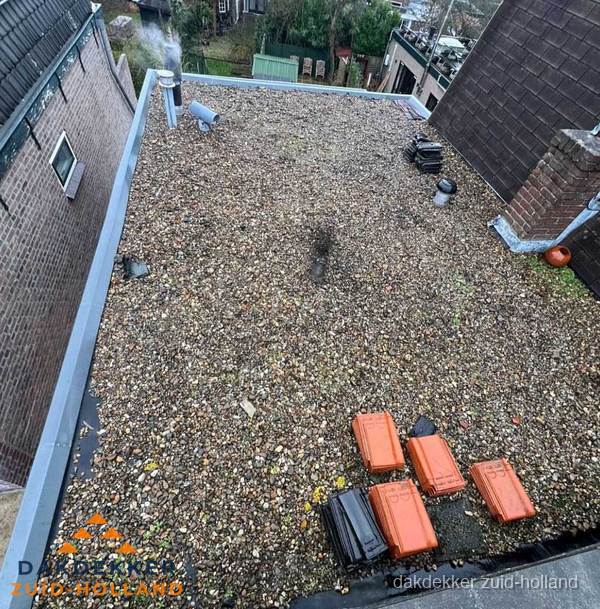 Plat dak met grindballast en dakdoorvoeren in Zuid-Holland