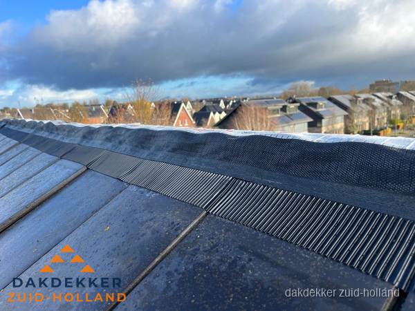 Dakisolatie bij de nok met ventilatieprofiel op schuin dak in Zuid-Holland