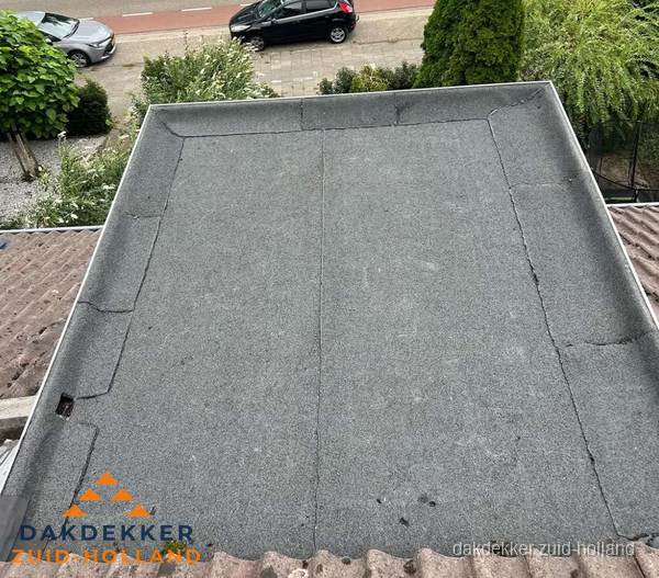 Nieuw aangebrachte bitumen dakbedekking op plat dak in Zuid-Holland
