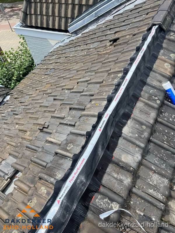 Nokvorst renovatie met Koramic nokrol op schuin pannendak in Zuid-Holland Nokvorst renovatie met Koramic nokrol op schuin pannendak in Zuid-Holland
