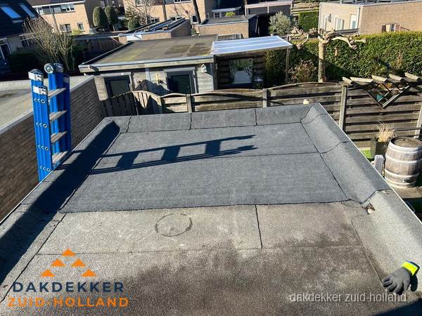 Dakdekker bij bitumen plat dak renovatie in Zuid-Holland
