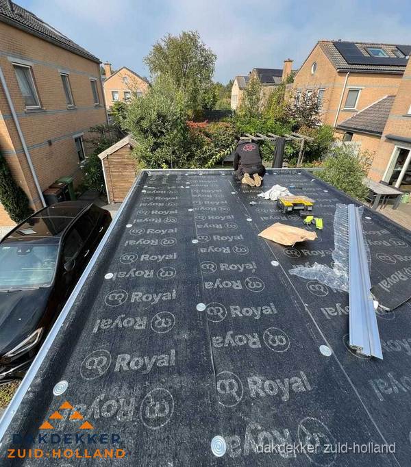 Dakdekker aan het werk op plat dak renovatie in Zuid-Holland