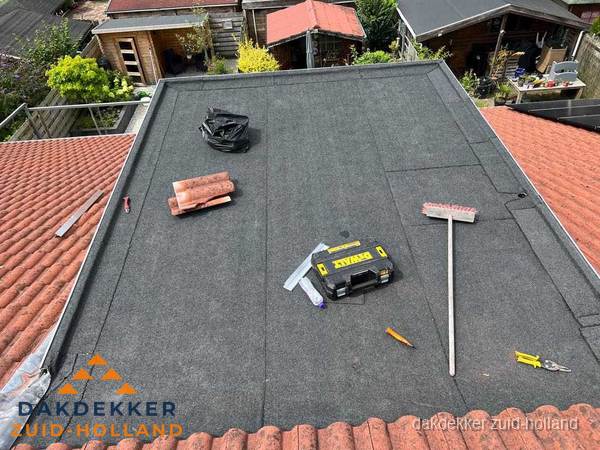 Nieuw plat dak met bitumen dakbedekking in Zuid-Holland