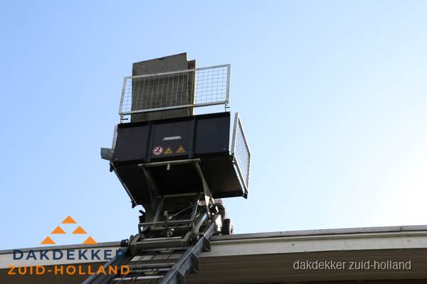 Dakdekkerslift voor materiaal transport bij dakwerkzaamheden in Zuid-Holland