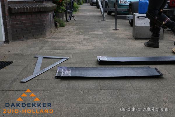Dakbedekkingsmateriaal en zinkwerk klaargelegd voor reparatie in Zuid-Holland