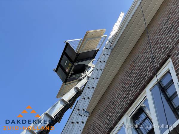 Dakgoot vervangen met dakdekkerslift in Zuid-Holland
