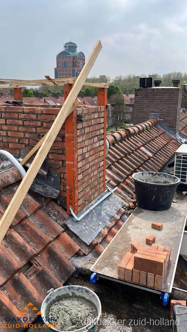 Schoorsteen renovatie met metselwerk op schuin dak in Zuid-Holland Schoorsteen renovatie met metselwerk op schuin dak in Zuid-Holland