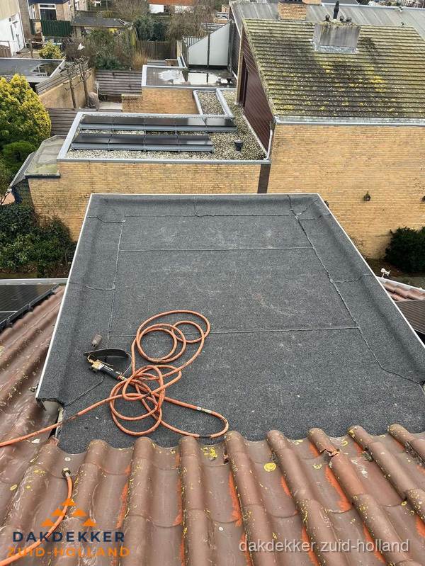 Reparatie aansluiting plat dak en schuin dak in Zuid-Holland