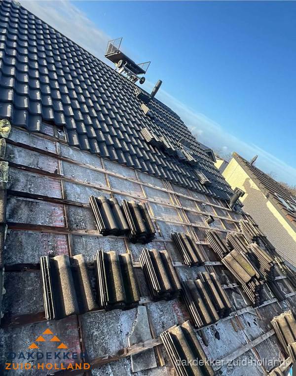 Schuin dak renovatie met nieuwe dakpannen in Zuid-Holland