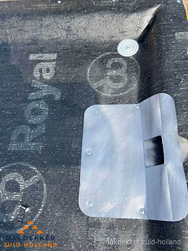 Dakgoot aansluiting op bitumen dak in Zuid-Holland