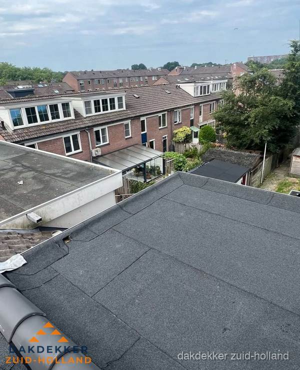 Vernieuwd plat dak met bitumen in woonwijk in Zuid-Holland Vernieuwd plat dak met bitumen in woonwijk in Zuid-Holland