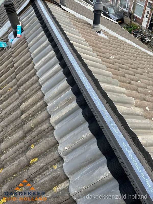 Nokvorst met Monier ventilatie op schuin pannendak in Zuid-Holland