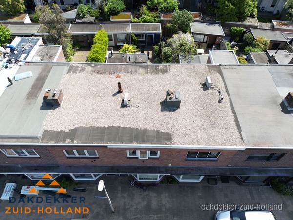 Plat dak met grindballast en dakdoorvoeren in Zuid-Holland