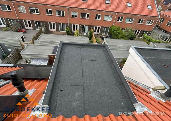 Plat dak met bitumen bedekking naast dakkapel in Zuid-Holland Plat dak met bitumen bedekking naast dakkapel in Zuid-Holland