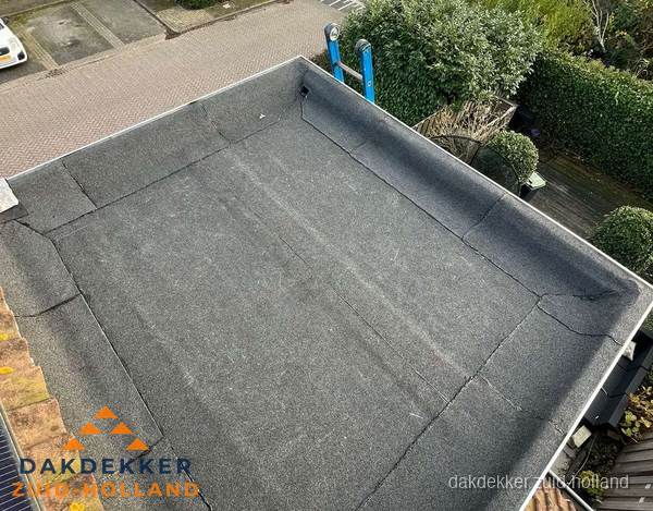 Gerenoveerd plat dak met nieuwe bitumen dakbedekking in Zuid-Holland