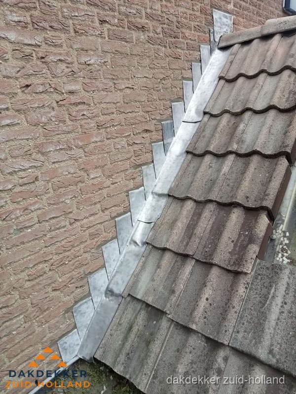 Loodslabben langs dakaansluiting bij bakstenen muur in Zuid-Holland Loodslabben langs dakaansluiting bij bakstenen muur in Zuid-Holland