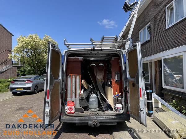 Spoed dakdekker bus met gereedschap en ladder bij woning in Zuid-Holland Spoed dakdekker bus met gereedschap en ladder bij woning in Zuid-Holland