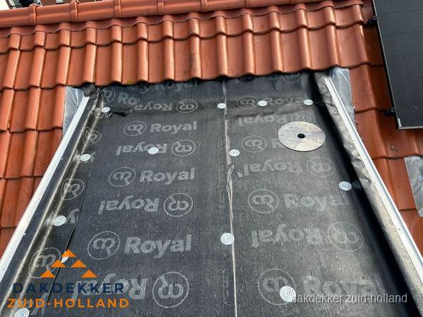 Nieuw dak met dakpannen en Royal onderlaag bij woning in Zuid-Holland