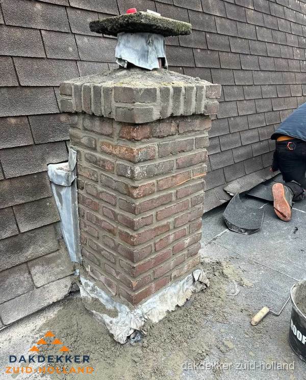 Schoorsteen reparatie met lood en voegwerk op leien dak in Zuid-Holland Schoorsteen reparatie met lood en voegwerk op leien dak in Zuid-Holland