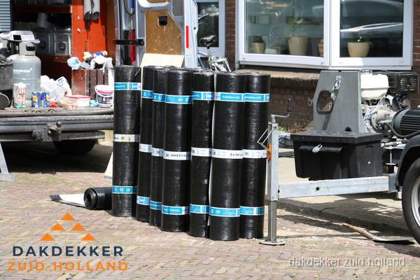 Rollen bitumen dakbedekking klaar voor daklekkage reparatie in Zuid-Holland Rollen bitumen dakbedekking klaar voor daklekkage reparatie in Zuid-Holland