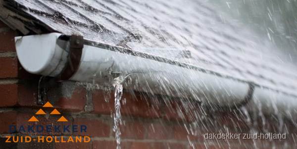 Lekkende dakgoot tijdens regenval in Zuid-Holland Lekkende dakgoot tijdens regenval in Zuid-Holland