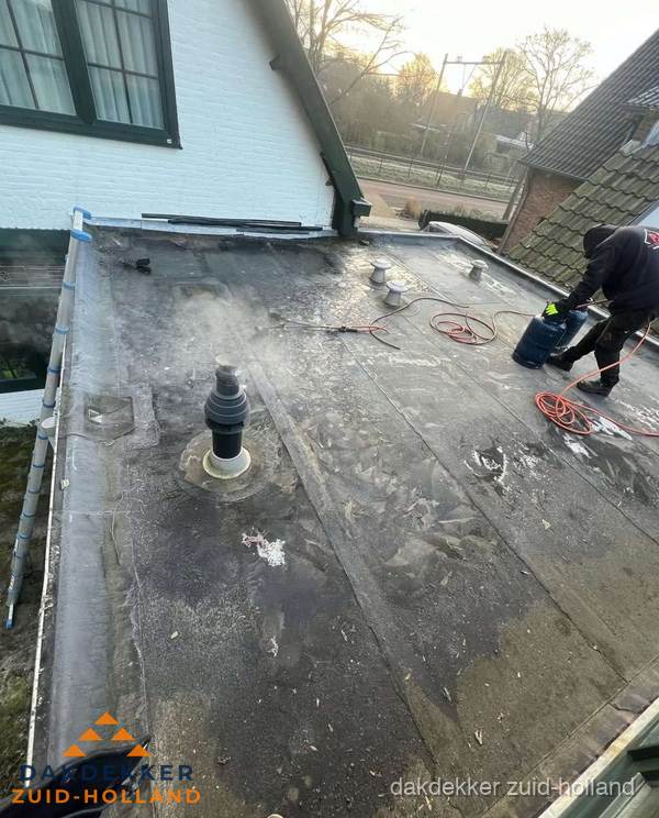 Dakdekker verhelpt daklekkage op plat dak in Zuid-Holland