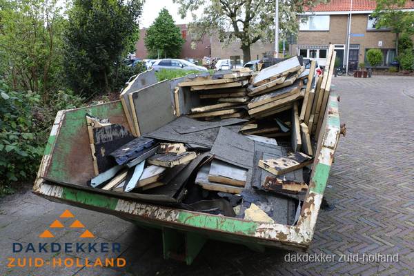 Puincontainer met oud dakmateriaal na dakrenovatie in Zuid-Holland