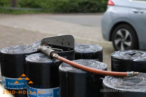 Rollen bitumen dakbedekking EshaGum klaar voor installatie in Zuid-Holland