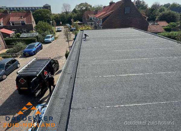 Nieuw bitumen plat dak met uitzicht over woonwijk in Zuid-Holland