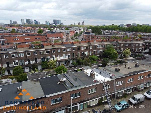 Spoed dakdekker aan het werk op plat dak in woonwijk Zuid-Holland Spoed dakdekker aan het werk op plat dak in woonwijk Zuid-Holland