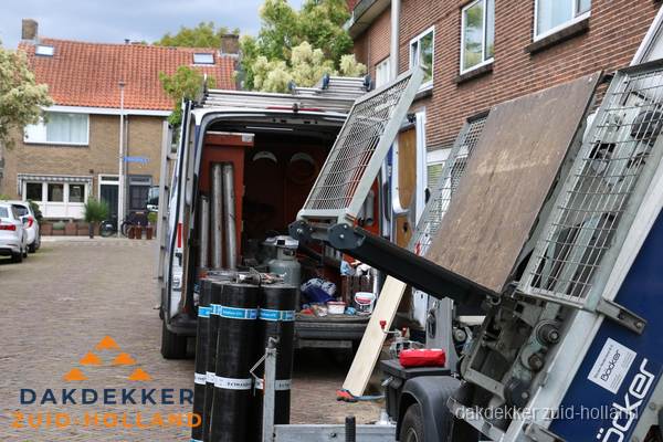 Dakdekkersbusje met materiaal en ladderlift voor dakpannen vervangen in Zuid-Holland