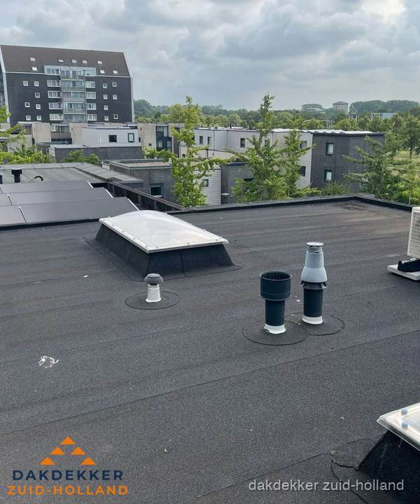 Groot plat dak met lichtkoepel en dakdoorvoeren in Zuid-Holland