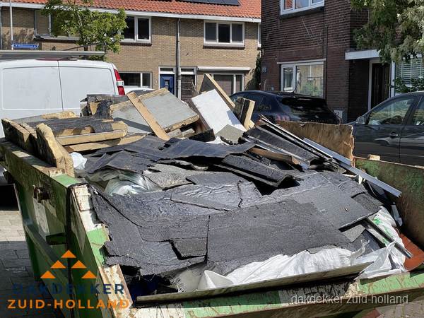 Afvalcontainer met gesloopt dakmateriaal tijdens dakkapel renovatie in Zuid-Holland