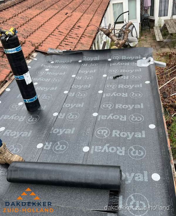 Bitumen dakbedekking leggen op plat dak aanbouw in Zuid-Holland
