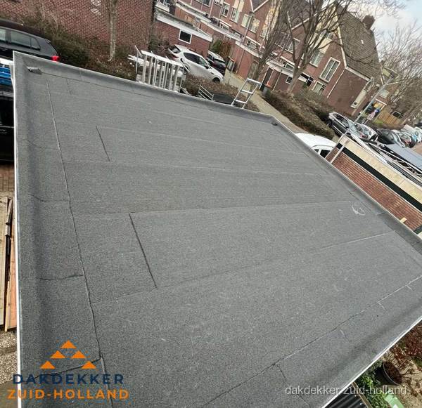 Nieuwe bitumen dakbedekking op plat dak van garage in Zuid-Holland