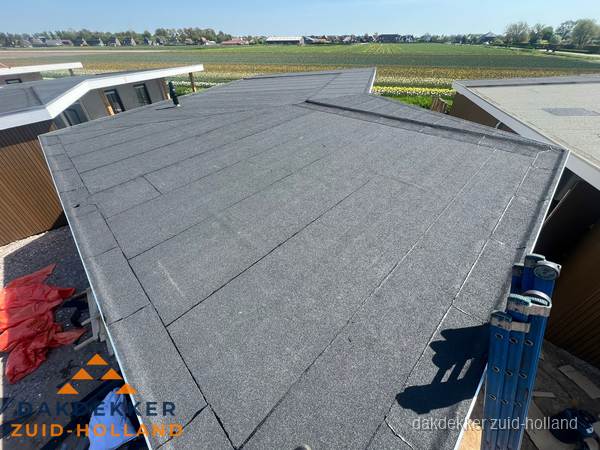 Nieuw bitumen plat dak met uitzicht over landschap in Zuid-Holland