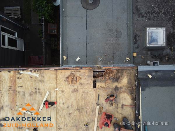 Dakschade en renovatie plat dak vanuit de lucht in Zuid-Holland Dakschade en renovatie plat dak vanuit de lucht in Zuid-Holland