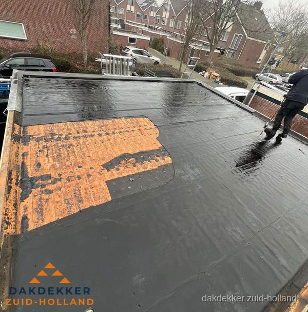 Dakdekker brengt EPDM dakbedekking aan op plat dak in Zuid-Holland