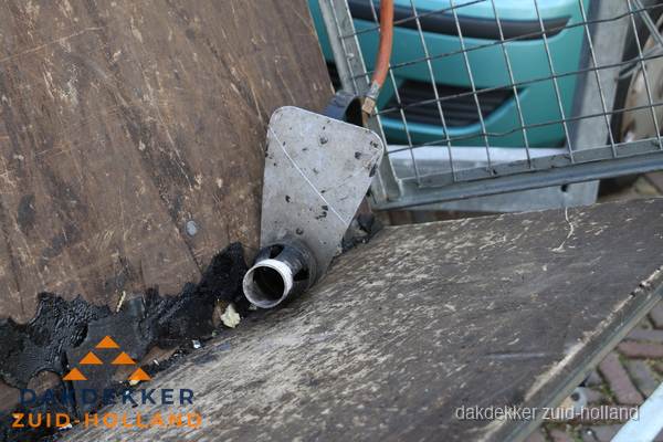 Dakdekkers gasbrander voor bitumen werkzaamheden in Zuid-Holland