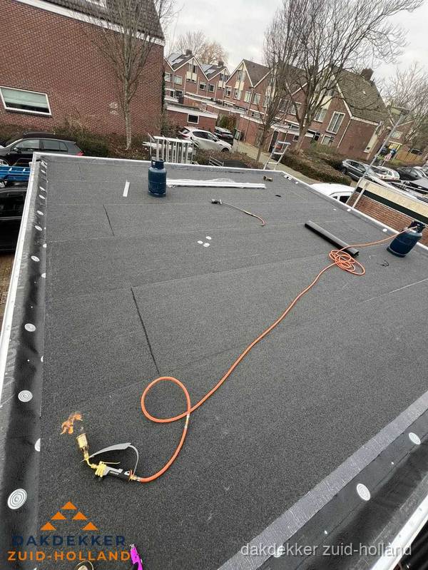 Afgewerkte dakrenovatie met bitumen op plat dak in Zuid-Holland